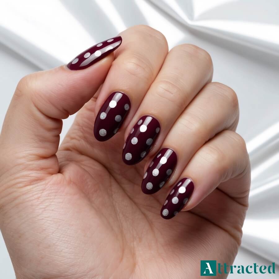 Brokatowe srebrne kropki na bordowym tle