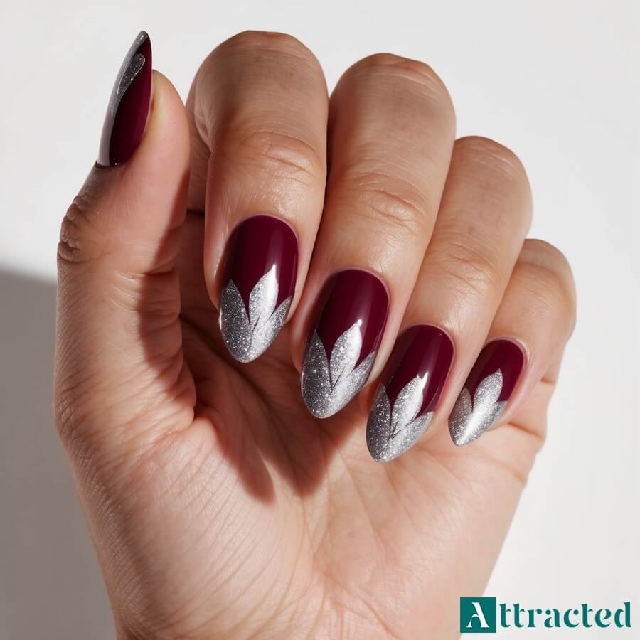 Brokatowy srebrny wzór w kształcie liści na bordowym tle