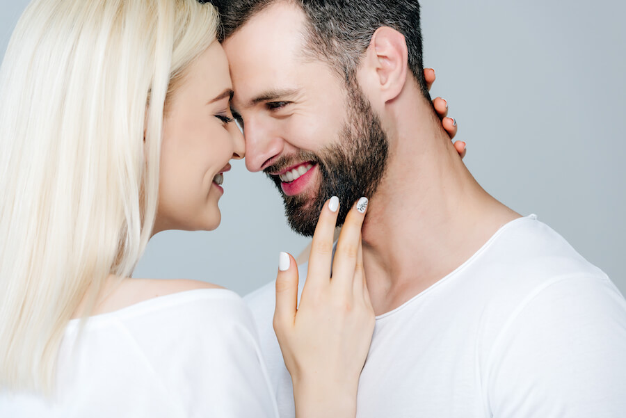 Zakochany facet patrzący na szczęśliwą kobietę