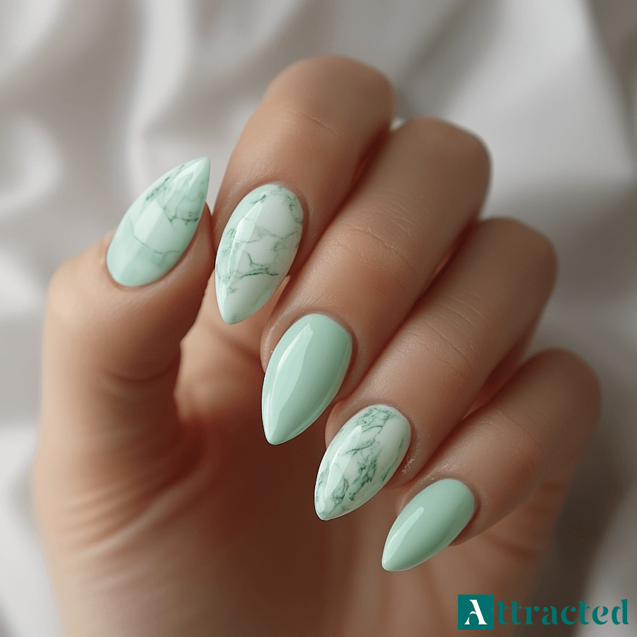 Paznokcie miętowe z białym marmurkowym wzorem