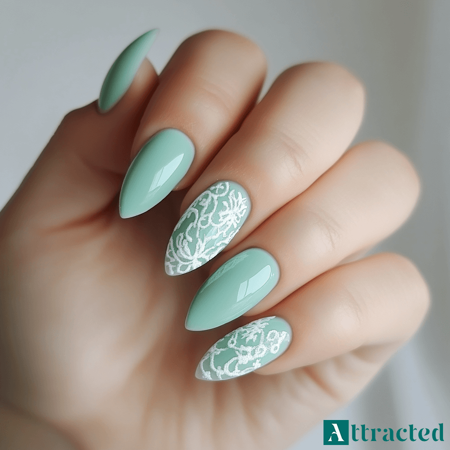 Paznokcie miętowe z białym wzorem koronkowym