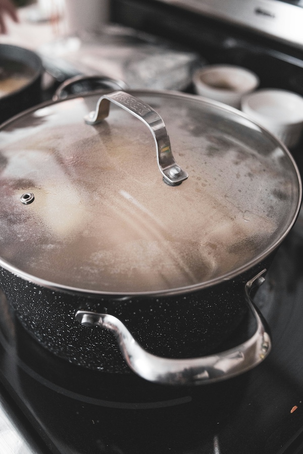 Gotująca się potrawa w garnku
