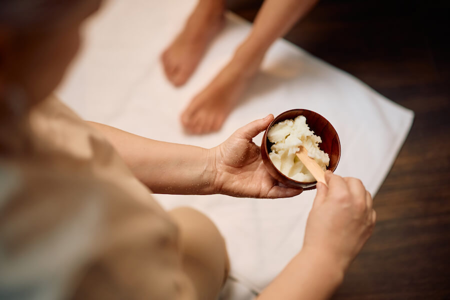 Kobieta trzymająca pastę do stóp