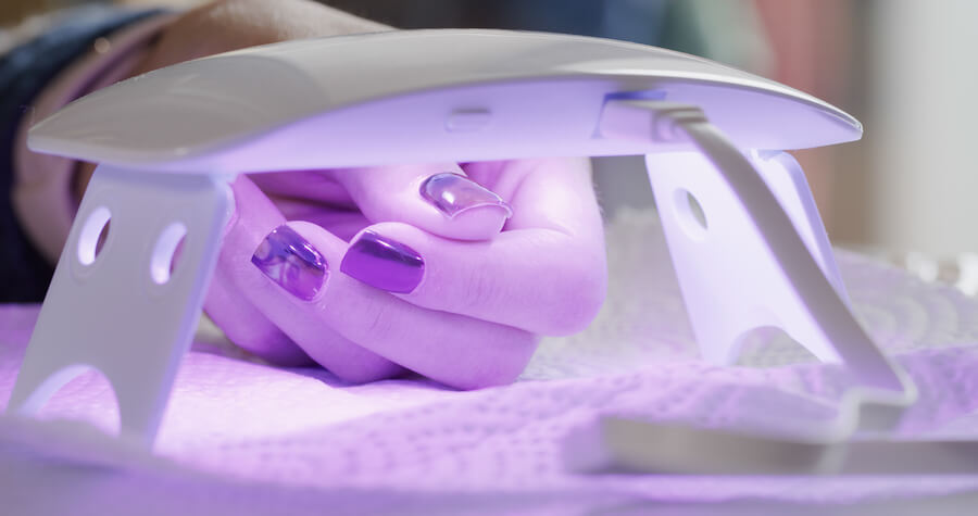 Paznokcie pod lampą UV