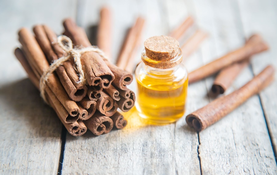 Związane laski cynamony, buteleczka olejku