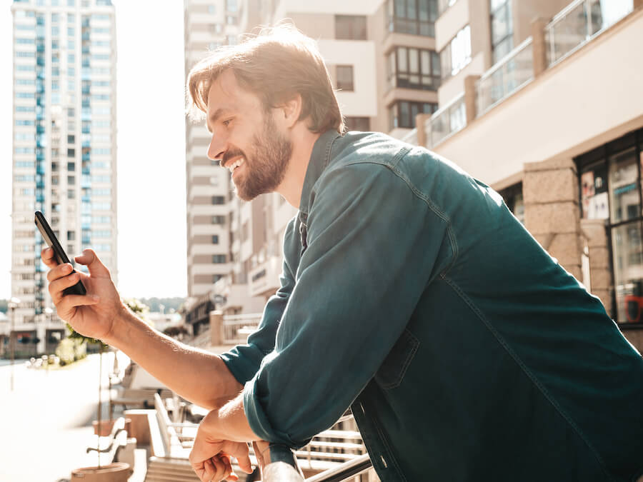 Facet piszący na telefonie wiadomość