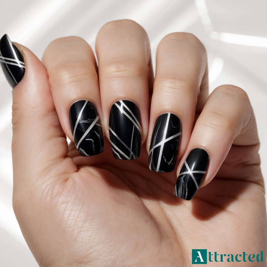 Marmurkowe paznokcie z geometrycznymi akcentami