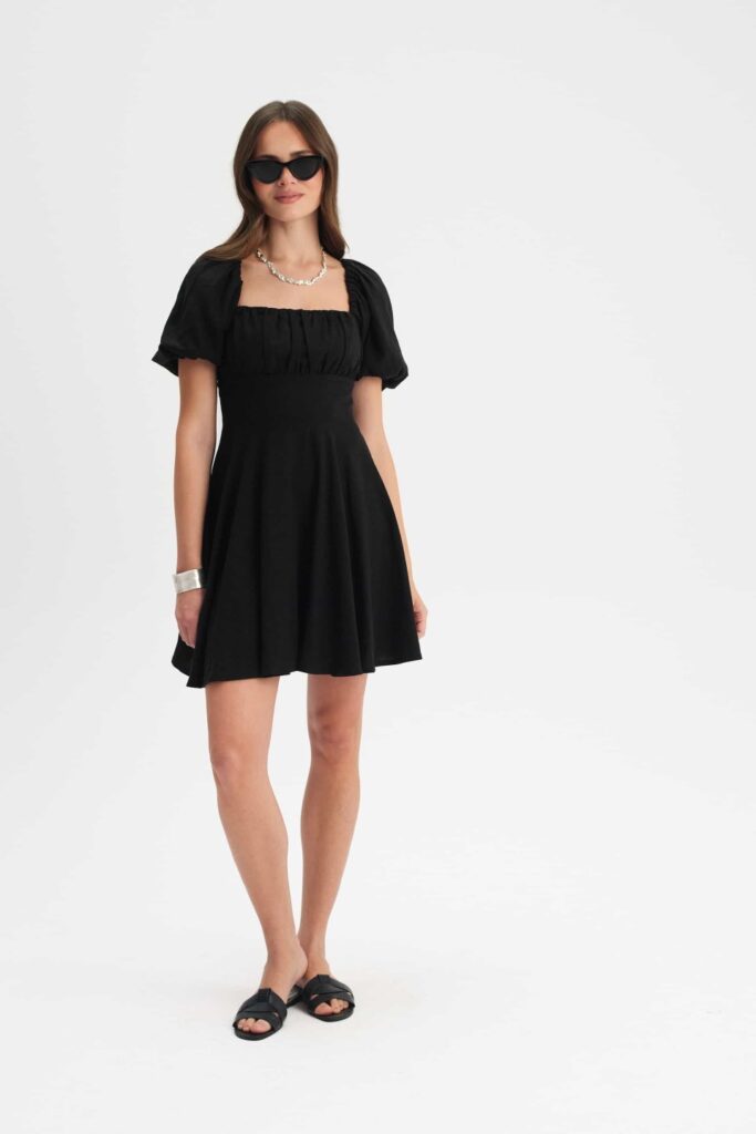 Krótka czarna sukienka