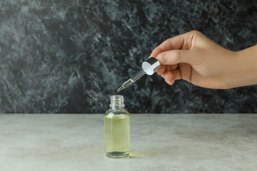 Buteleczka i pipeta z olejkiem rycynowym na paznokcie
