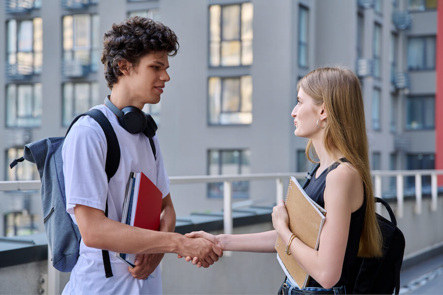 Dziewczyna składająca koledze życzenia na Dzień Chłopaka