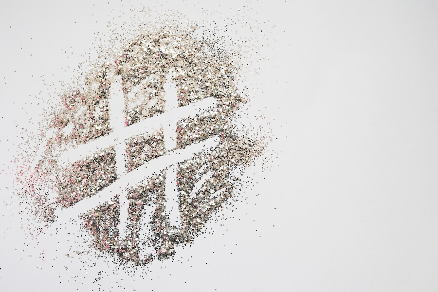 Hasztag na rozsypanym pyłku do paznokci