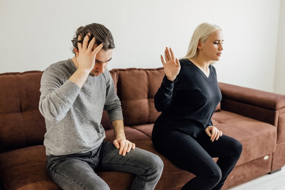 Kobieta zażenowana facetem