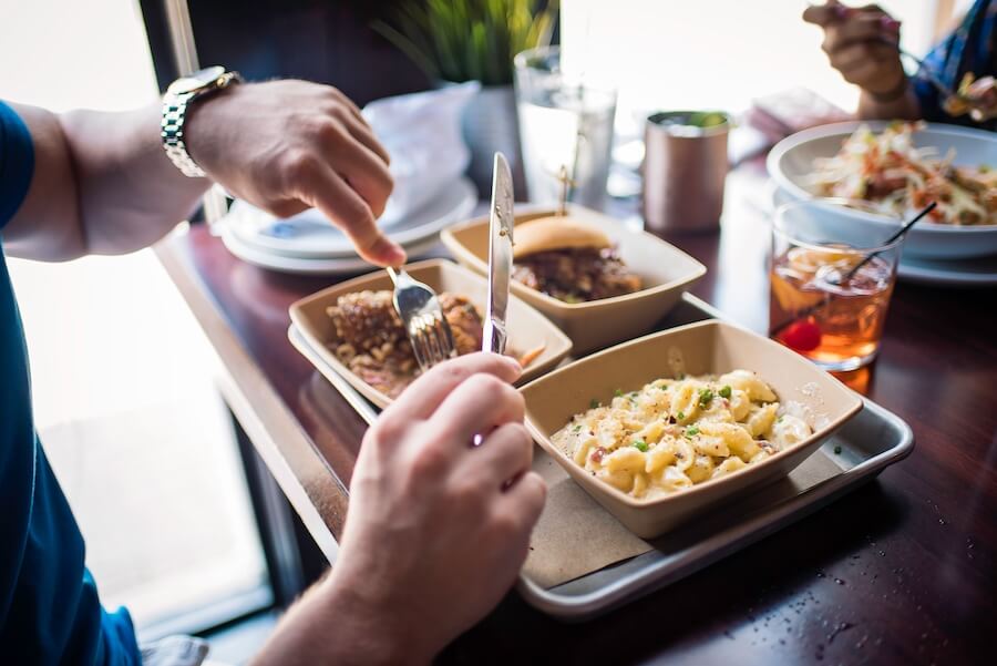 Mężczyzna jedzący przygotowany lunch