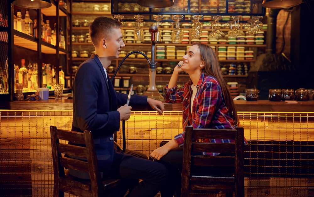 Młody mężczyzna podrywający uśmiechniętą kobietę