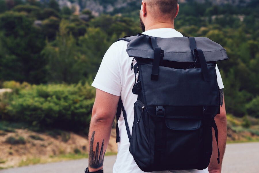 Plecak turystyczny na plecach mężczyzny w górach