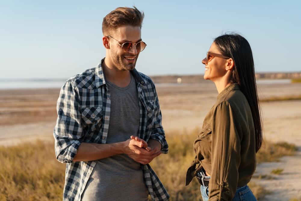 Przystojny mężczyzna flirtujący z ładną kobietą na otwartej przestrzeni