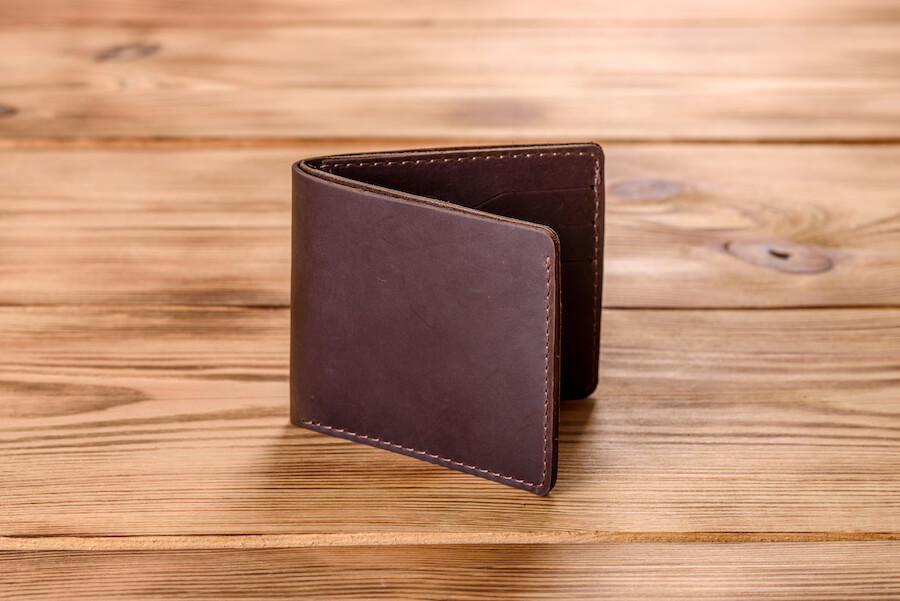 Skórzany portfel na stole