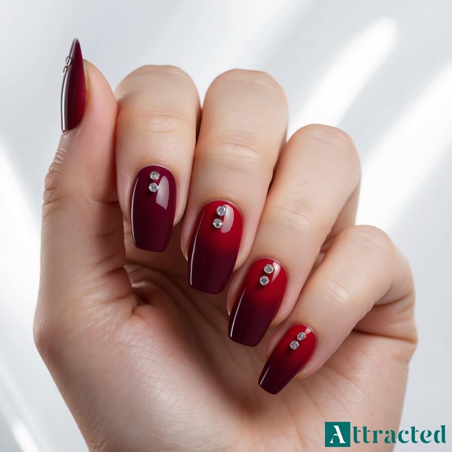 Czerwone ombre na paznokciach z cyrkoniami