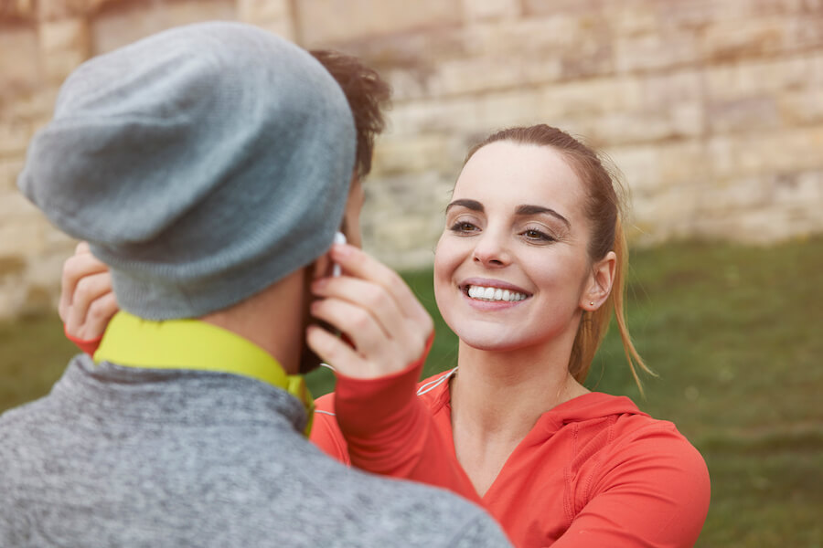 Kobieta ściągają mężczyźnie słuchawki