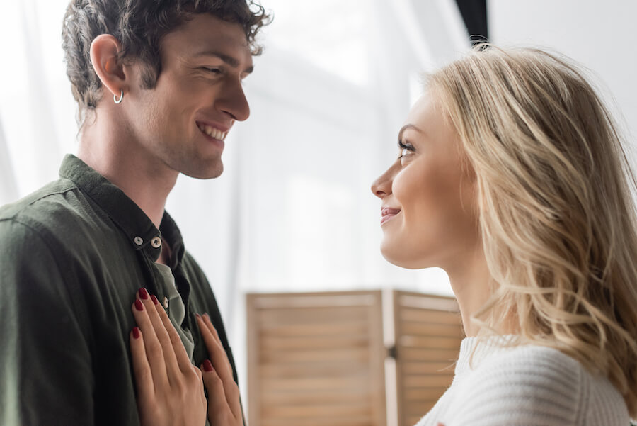 Kobieta składająca życzenia facetowi