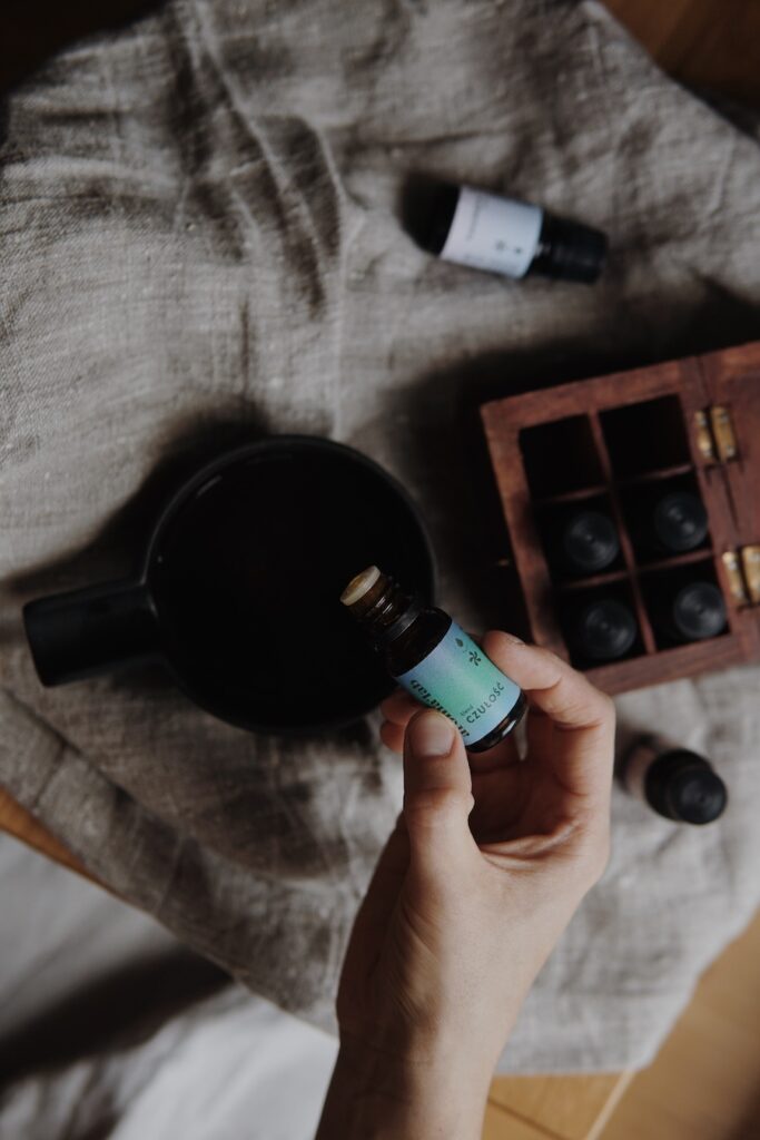 Buteleczka olejku eterycznego w dłoni