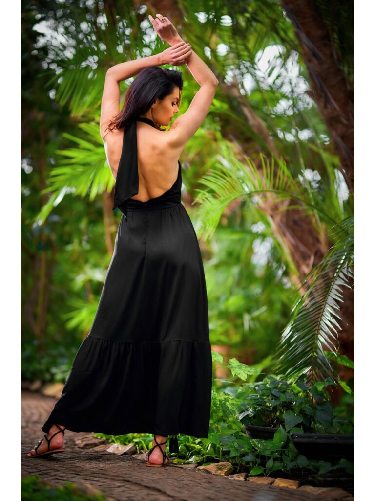 Czarna, długa sukienka wiązana na szyi