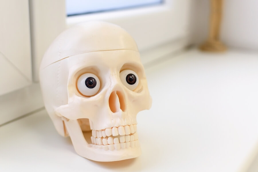 Czaszka z oczami na parapecie