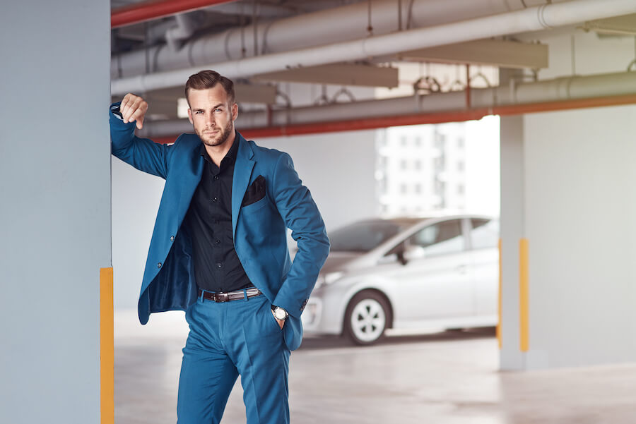 Elegancki mężczyzna w garażu podziemnym