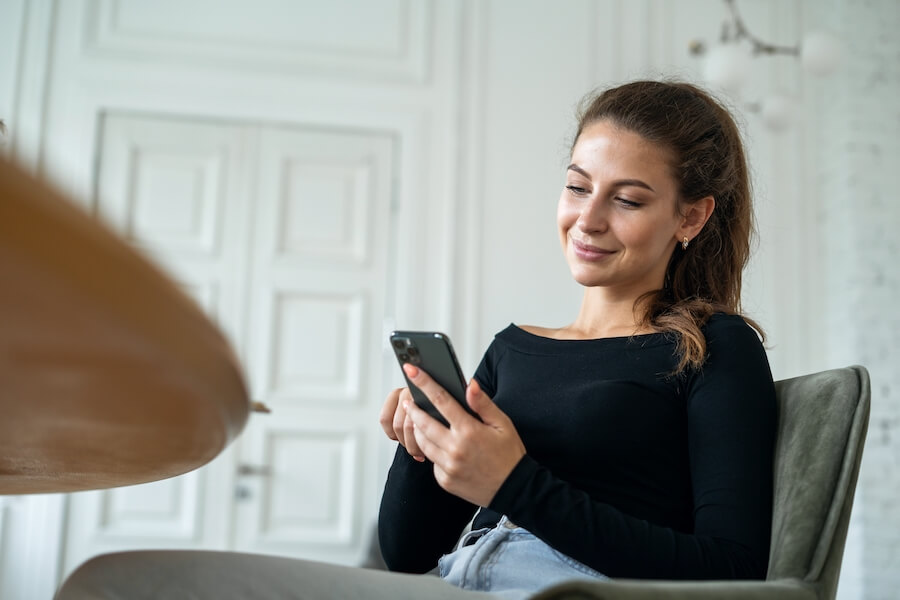 Kobieta pisząca wzruszającą wiadomość do faceta