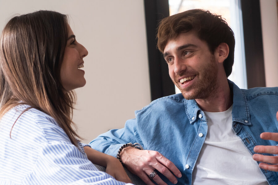 Radosna dyskusja pary