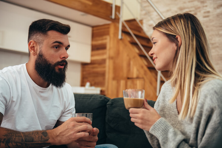Rozmowa pary przy kawie w domu