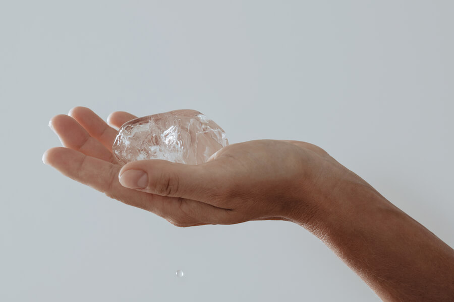 Kostka lodu topiąca się na dłoni