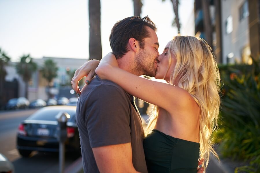 Blondynka całująca swojego faceta