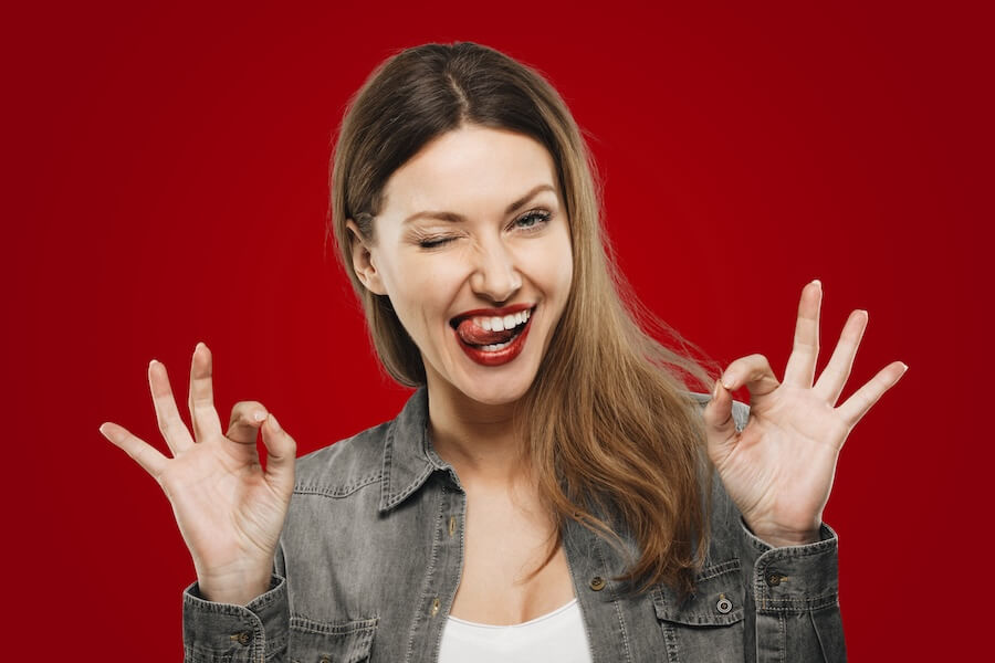 Kobieta gesty palcami