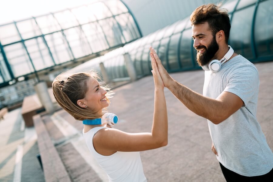 Kobieta i facet zbijający piątkę