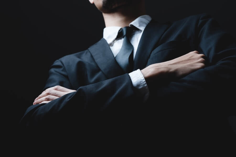 Mężczyzna w garniturze sigma