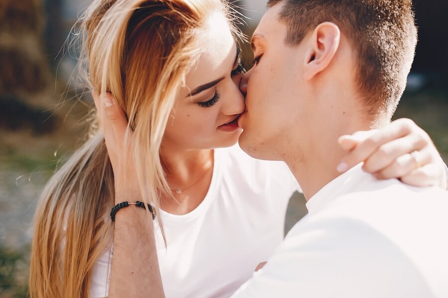 Para ubrana na biało całująca się