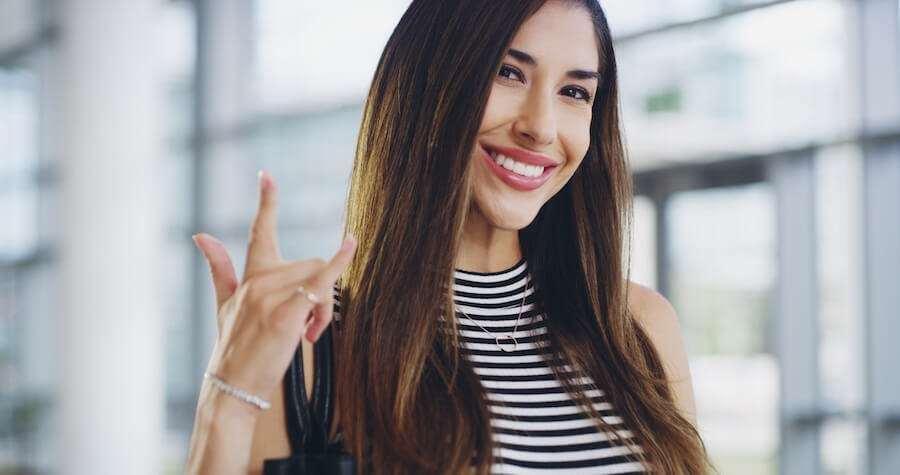 Uśmiechnięta kobieta mająca essę