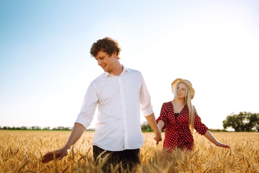 Chłopak i dziewczyna latem w zbożu podczas randki