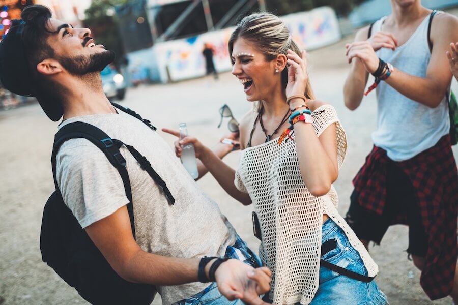 Facet i dziewczyna bawiący się na karnawale w mieście