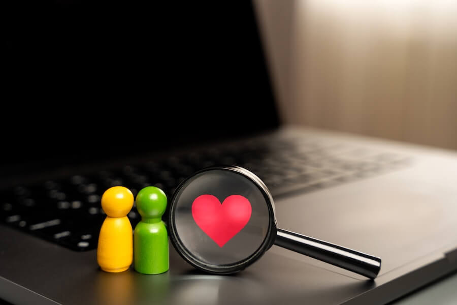 Lupa, serce, pionki i laptop