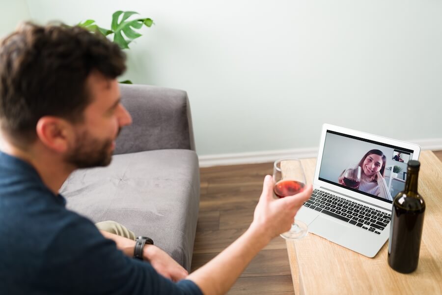 Mężczyzna rozmawiający z partnerką przez wideo czat