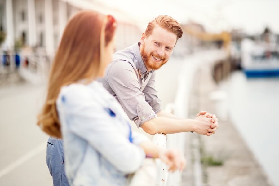 Mężczyzna z zarostem przy kobiecie