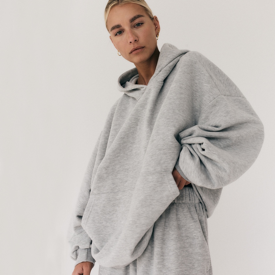 szary dres oversize od MUUV.