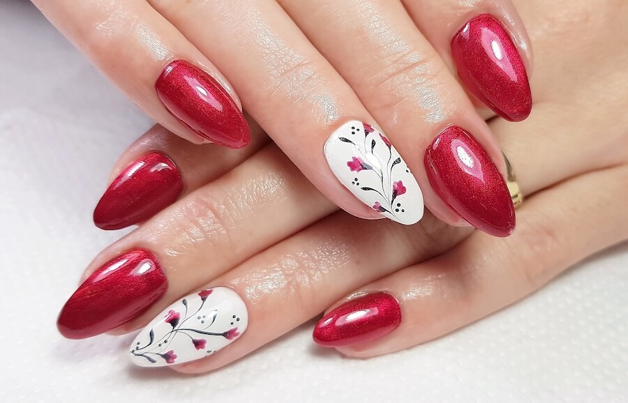 Paznokcie z kwiatowym wzorem czerwone