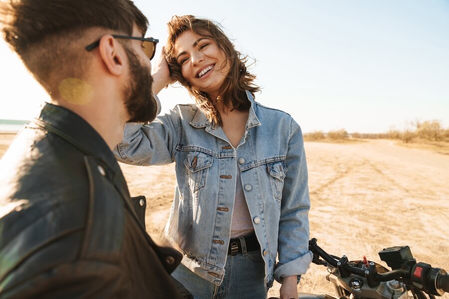 Roześmiana dziewczyna rozmawiająca z facetem