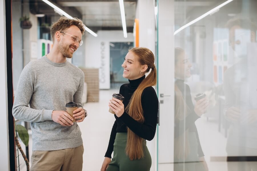 Rozmowa znajomych na korytarzu uczelni