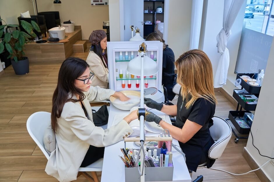 Kobity przy stoliku do manicure