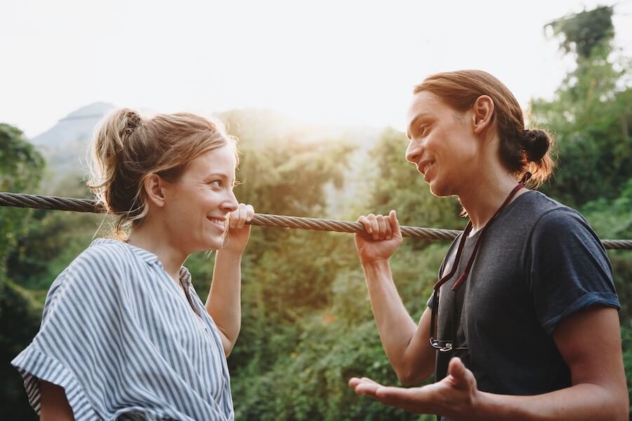 Sympatyczna rozmowa dziewczyny z chłopakiem na linach