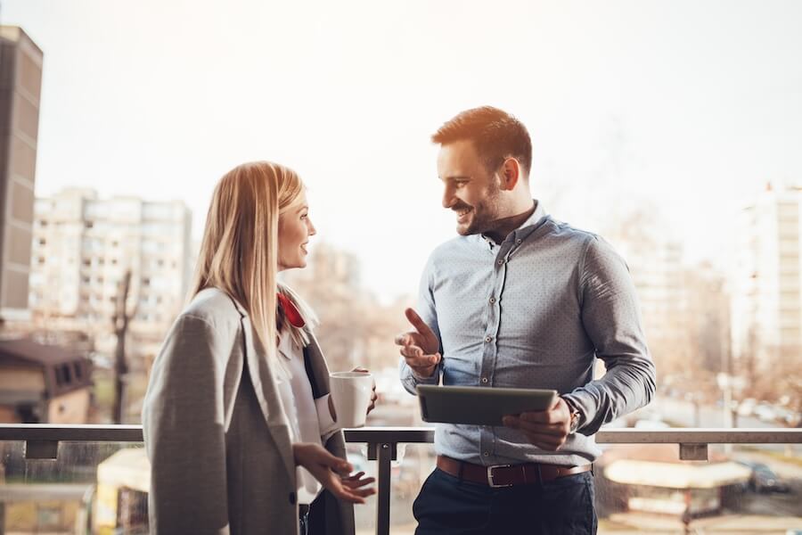 Sympatyczna rozmowa w pracy między facetem, a kobietą